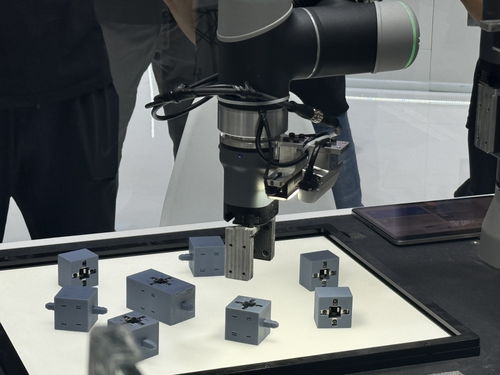 工业机器人新物种 具身智能引领“换道超车”，产品与市场研究报告正式发布